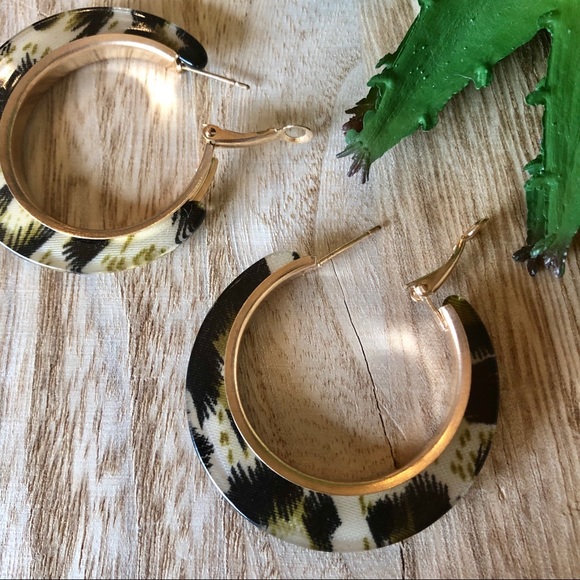 NEW! Animal Print Acrylic Hoops Leopard Cheetah - Picture 5 of 8